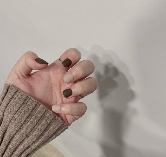 点击大图看下一张：秋冬温暖配色短指甲美甲图片