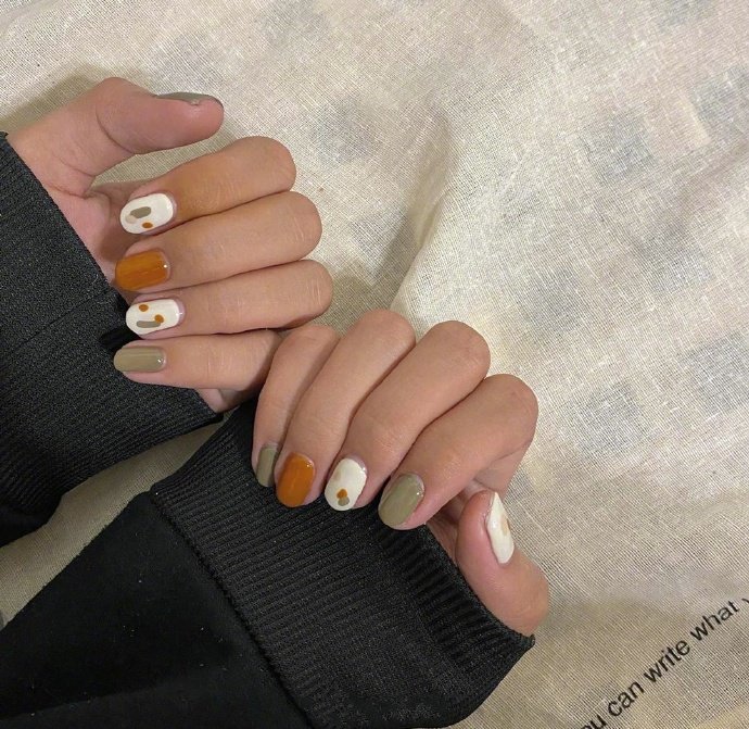 点击大图看下一张：秋冬温暖配色短指甲美甲图片