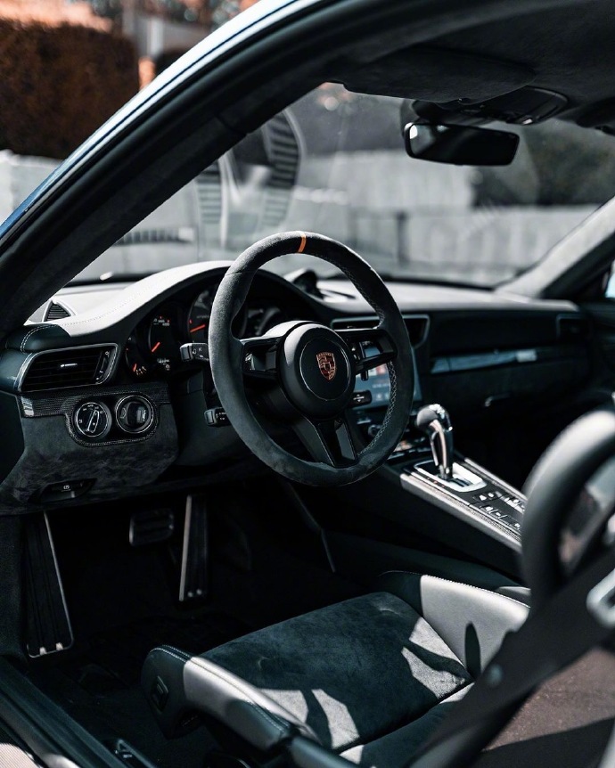 点击大图看下一张：黑寡妇制造机保时捷911 GT2 RS