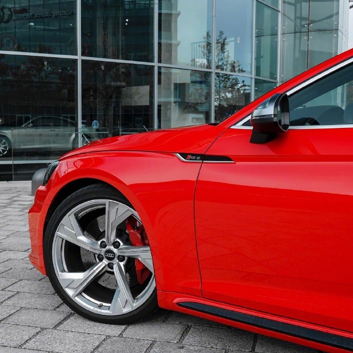 点击大图看下一张：一组帅气的红色奥迪RS5图片