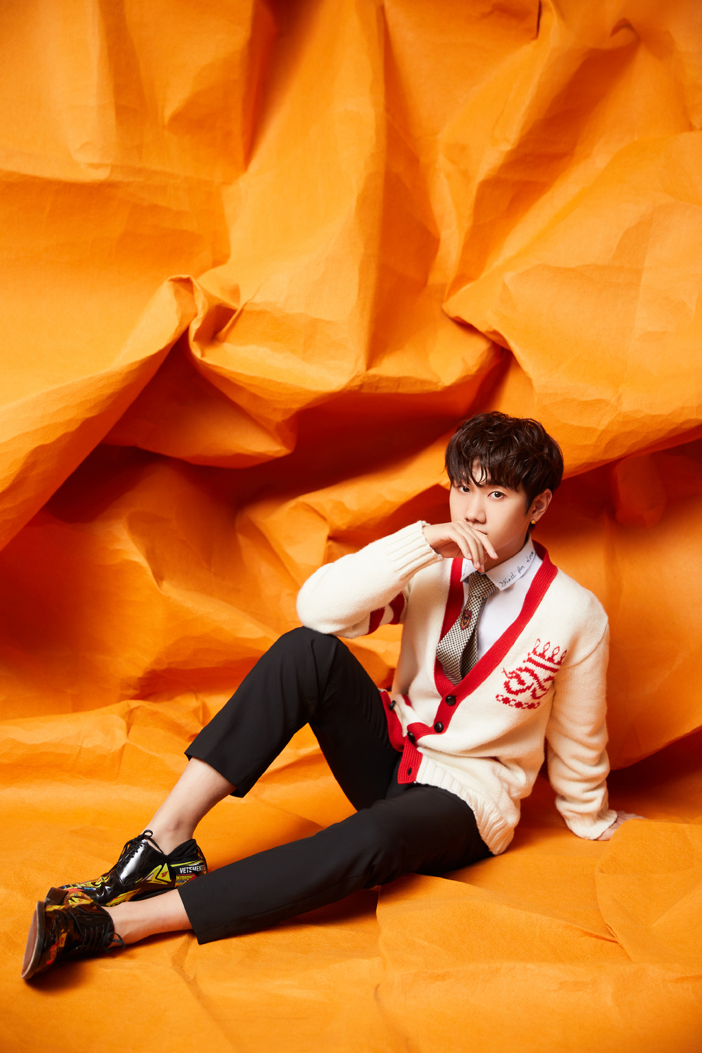 点击大图看下一张：汪苏泷帅气学院风写真图片