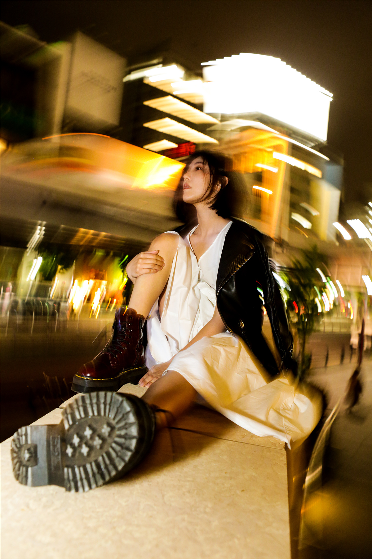 点击大图看下一张：赵奕欢日本街头性感写真图片
