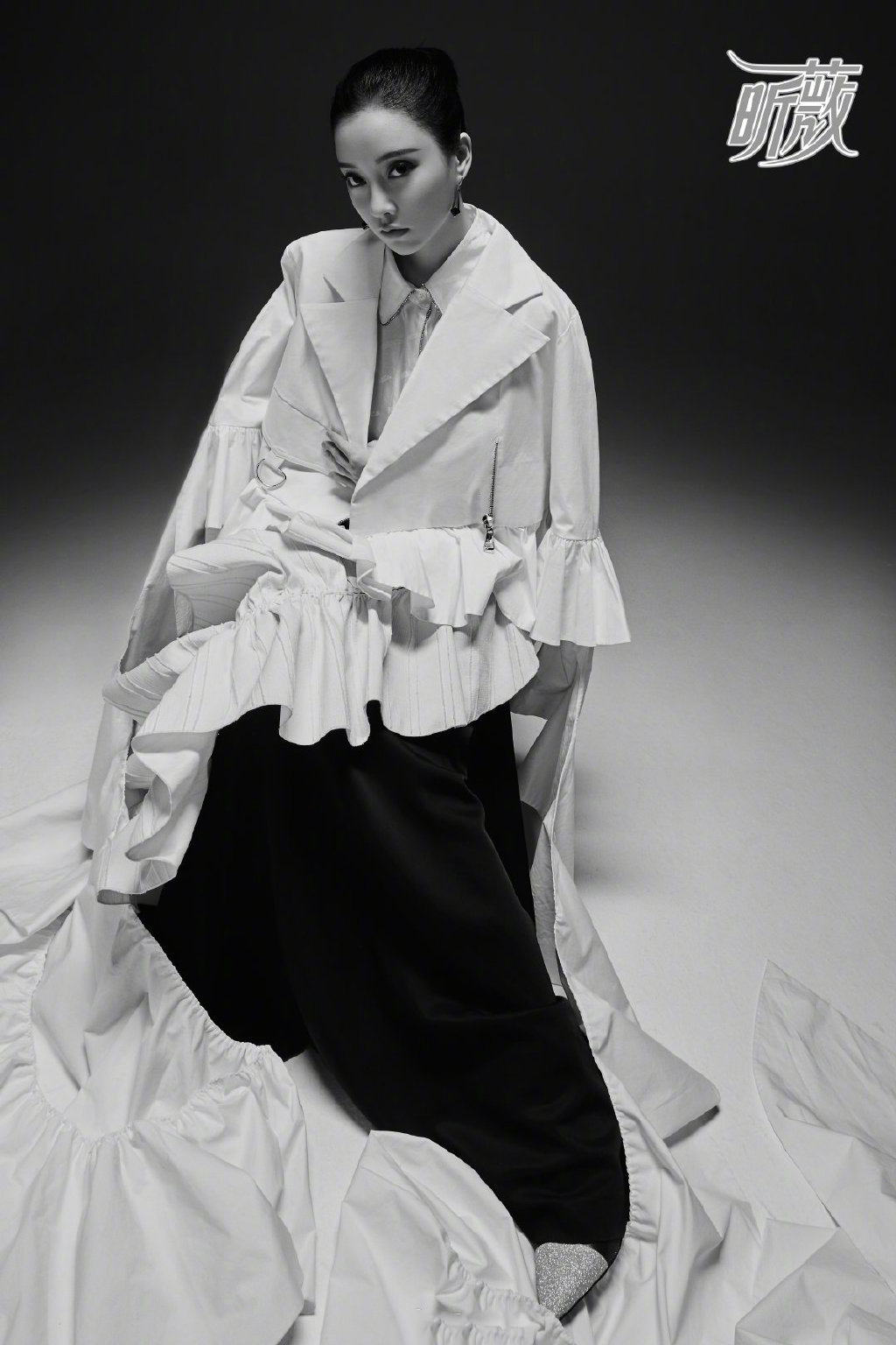 点击大图看下一张：冯提莫精致黑白时尚写真图片