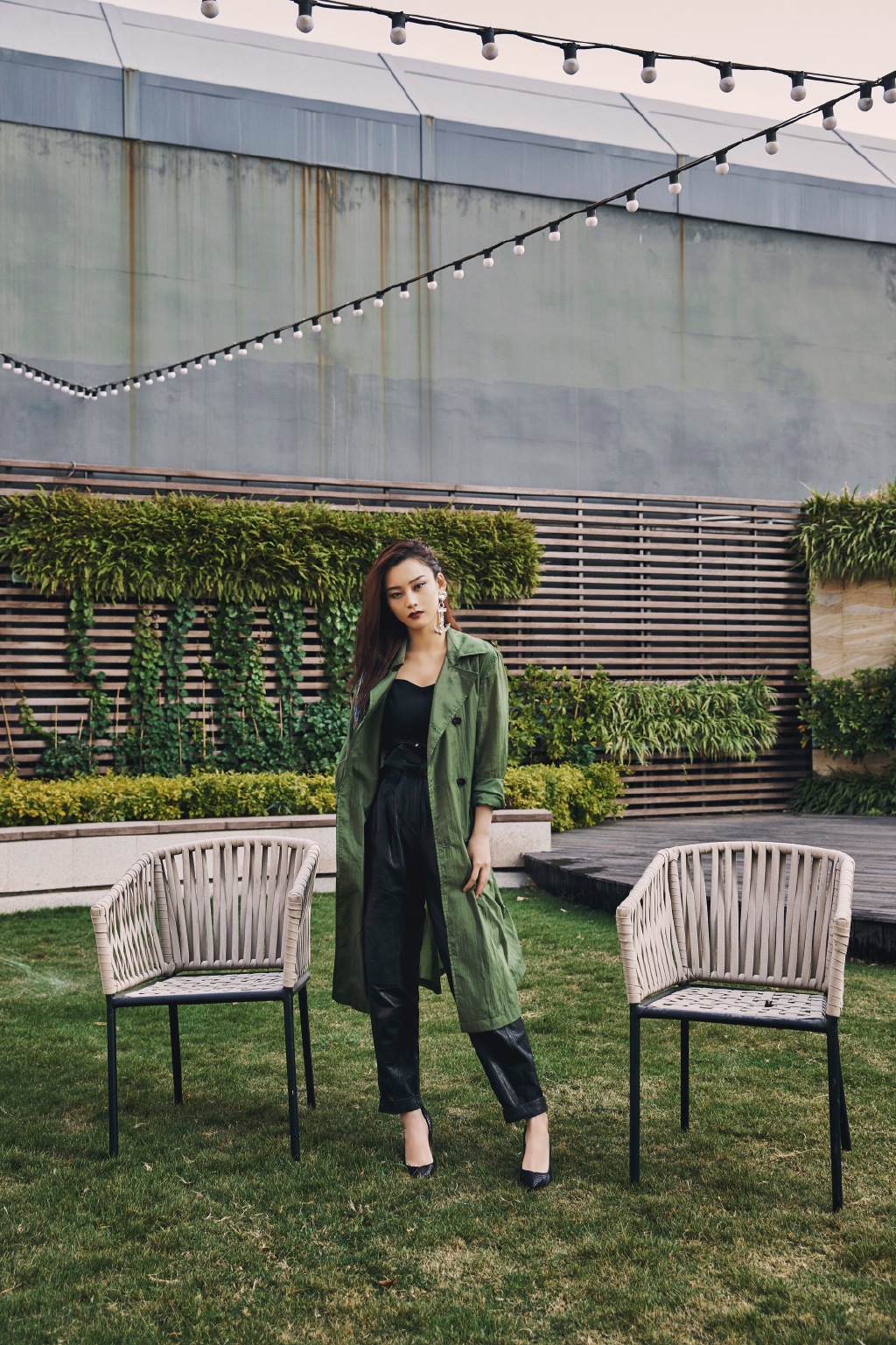 点击大图看下一张：尚语贤绿色风衣酷美写真图片