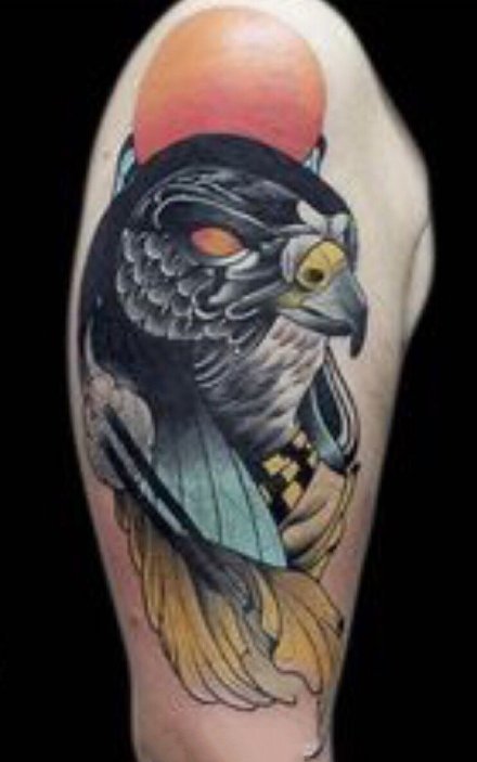 点击大图看下一张：包臂包腿的9款老鹰纹身图片