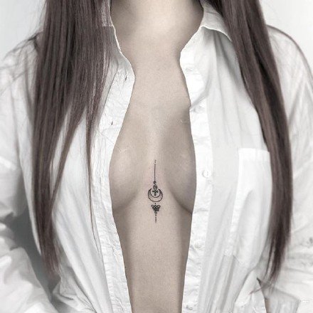点击大图看下一张：女生胸部纹身 小清新女士胸部双乳间的小图纹身作品