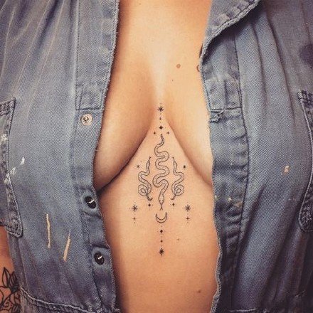 点击大图看下一张：女生胸部纹身 小清新女士胸部双乳间的小图纹身作品