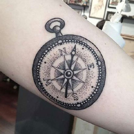 点击大图看下一张：指南针刺青 16款精美的指南针主题纹身作品图案