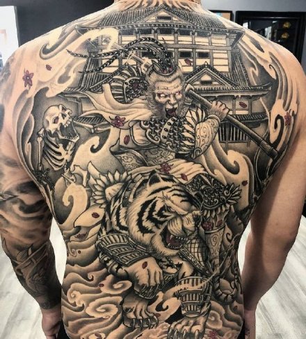 点击大图看下一张：男人满背纹身 9款男士传统的大满背纹身作品图案