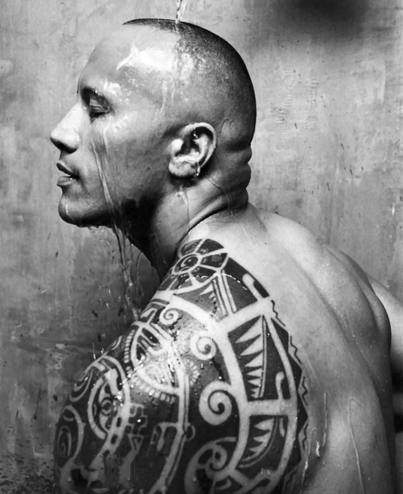 点击大图看下一张：巨石强森纹身 纹身肌肉猛男道恩强森的图片赏析