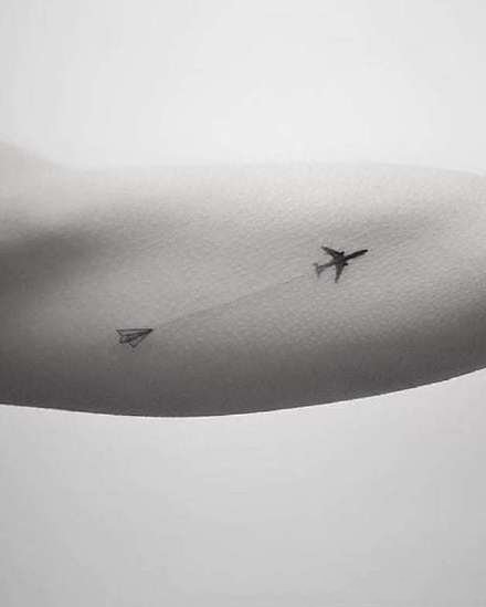 点击大图看下一张：旅行主题纹身 小飞机和地图的一组旅行纹身图片