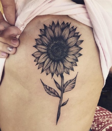 点击大图看下一张：太阳花向日葵主题的黑灰纹身作品图片赏析