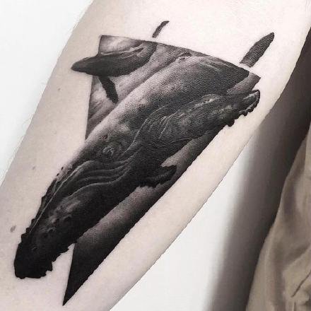 点击大图看下一张：黑鲸纹身 黑色的9款大鲸鱼纹身作品图案
