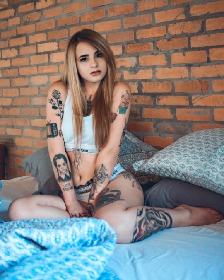 点击大图看下一张：国外性感的一组金发纹身美女图片
