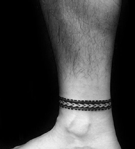 点击大图看下一张：脚环纹身 脚踝处的9款黑色脚环纹身作品图片
