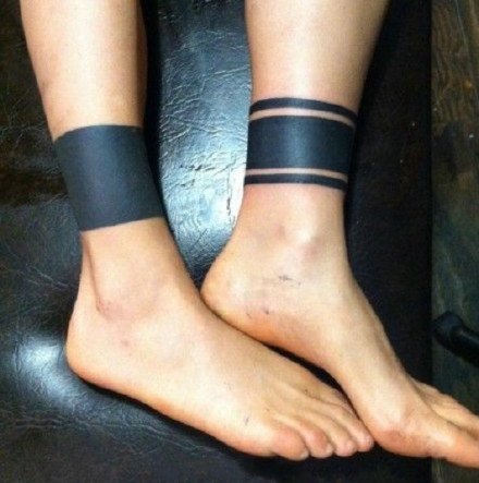 点击大图看下一张：脚环纹身 脚踝处的9款黑色脚环纹身作品图片