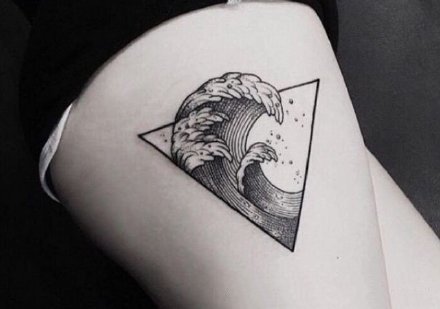 点击大图看下一张：浪花纹身 黑灰几何图形里的浪花海浪纹身作品