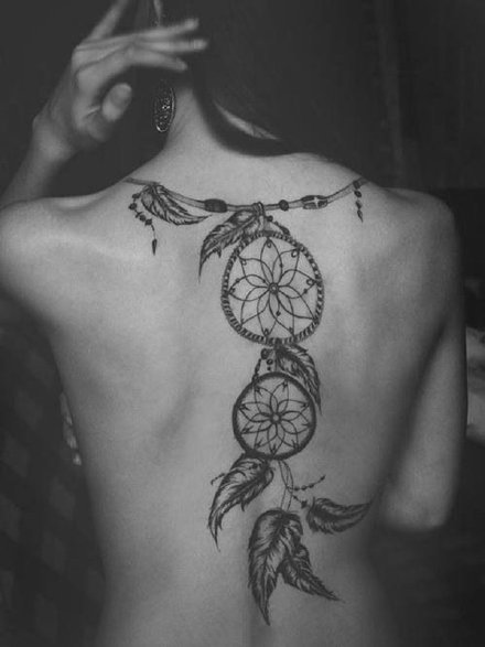 点击大图看下一张：女生背部漂亮的一组纹身图片欣赏