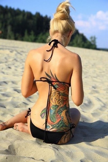 点击大图看下一张：女生背部漂亮的一组纹身图片欣赏