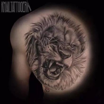 点击大图看下一张：大臂上写实的9款雄狮狮子纹身图片作品