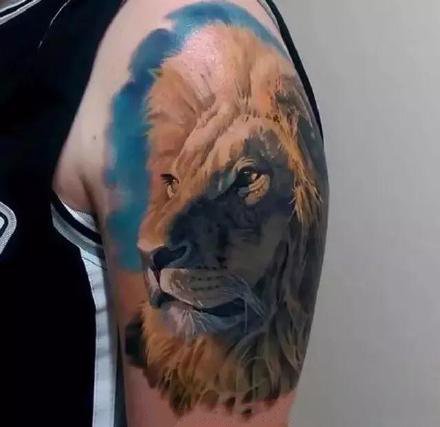 点击大图看下一张：大臂上写实的9款雄狮狮子纹身图片作品