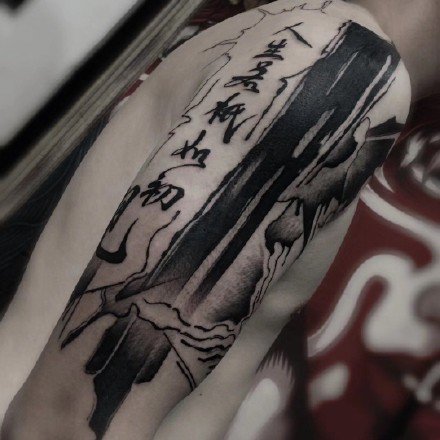 点击大图看下一张：肌肤上的水墨黑灰中国风纹身图片