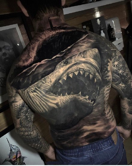 点击大图看下一张：霸气的9款欧美大满背纹身作品图片