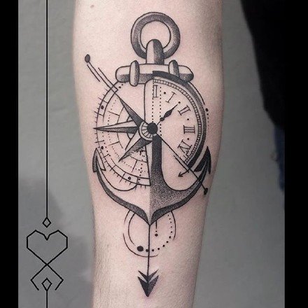 点击大图看下一张：指南针纹身 18款指南针怀表主题的纹身作品图片