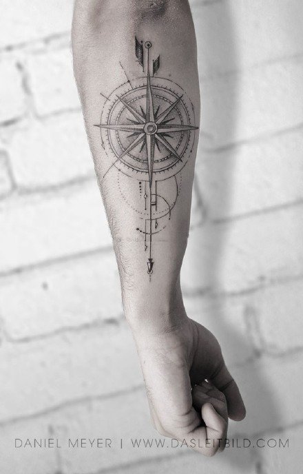 点击大图看下一张：指南针纹身 18款指南针怀表主题的纹身作品图片