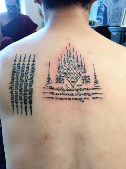 点击大图看下一张：九塔幸运符纹身 九塔状佛经主题的泰国刺符纹身图案