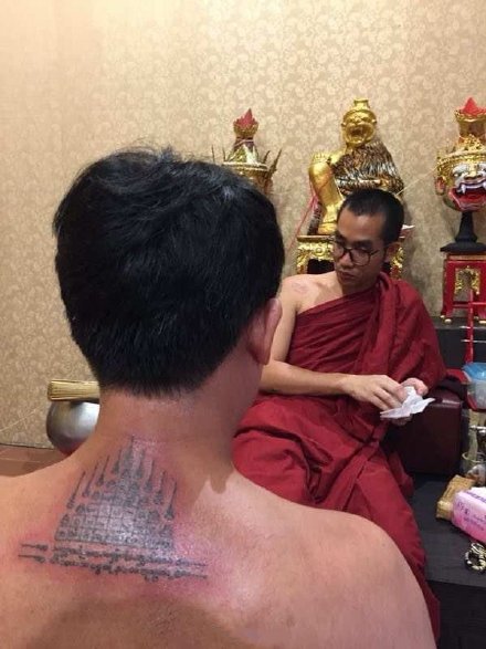 点击大图看下一张：九塔幸运符纹身 九塔状佛经主题的泰国刺符纹身图案