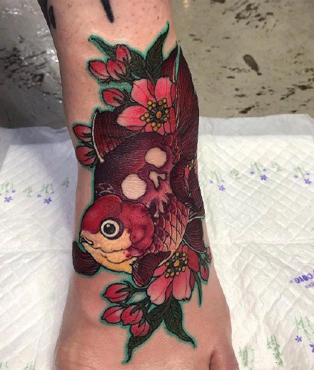 点击大图看下一张:日式金鱼纹身 传统日式的15款小金鱼纹身作品图案