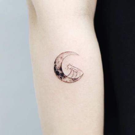 点击大图看下一张：适合女生的9款小清新月亮纹身图片