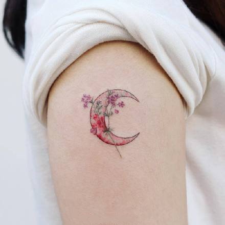 点击大图看下一张：适合女生的9款小清新月亮纹身图片