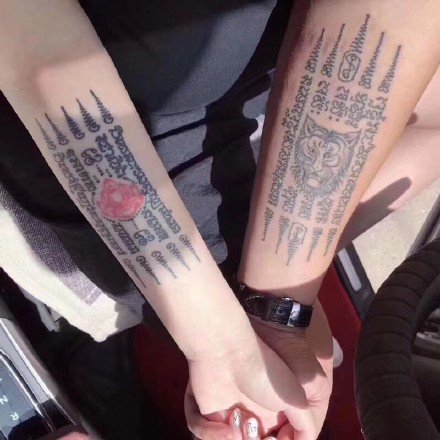 点击大图看下一张：情侣刺符纹身 几款情侣的成对泰国刺符纹身作品赏析