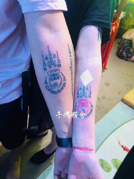 点击大图看下一张：情侣刺符纹身 几款情侣的成对泰国刺符纹身作品赏析
