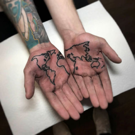 点击大图看下一张：手心纹身 手掌心里的9款黑灰创意纹身作品图案