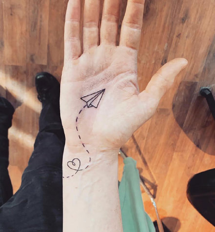 点击大图看下一张：手心纹身 手掌心里的9款黑灰创意纹身作品图案