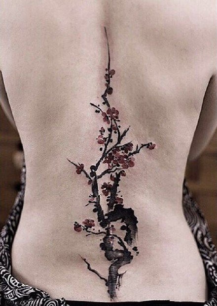 点击大图看下一张：后背梅花纹身 漂亮的中国风背部梅花纹身作品图案
