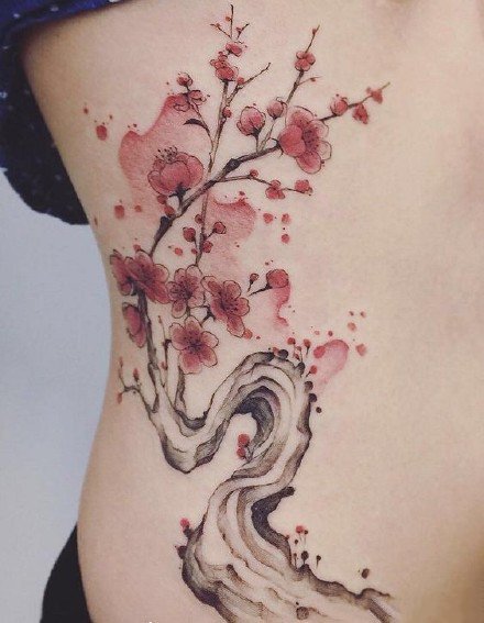 点击大图看下一张：后背梅花纹身 漂亮的中国风背部梅花纹身作品图案