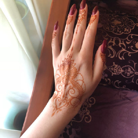 点击大图看下一张：手背印度海娜手绘纹身的作品图片赏析