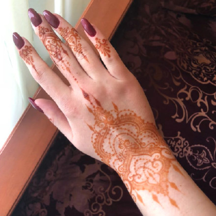点击大图看下一张：手背印度海娜手绘纹身的作品图片赏析