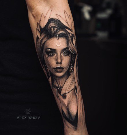 点击大图看下一张：写实女郎纹身 欧美黑灰写实的包臂女郎纹身图案