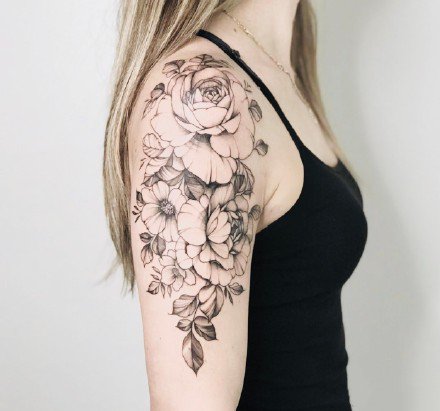 点击大图看下一张：女生素花纹身 18款女神性感的素花元素纹身作品图案
