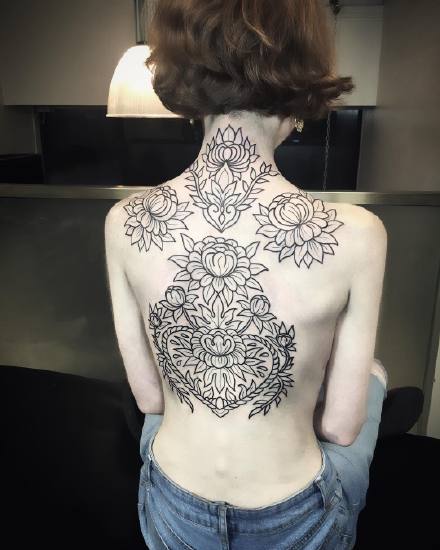 点击大图看下一张：背部梵花纹身 女士背部好看的繁花纹身图案作品