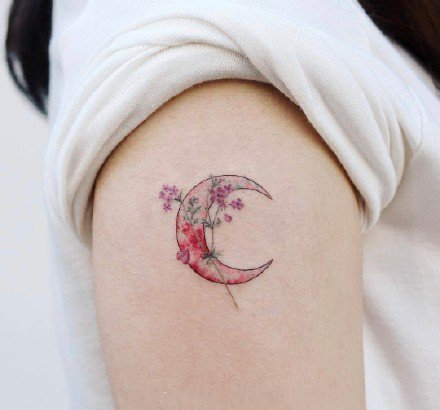 点击大图看下一张：小清新月亮主题的9款女生月亮纹身图片