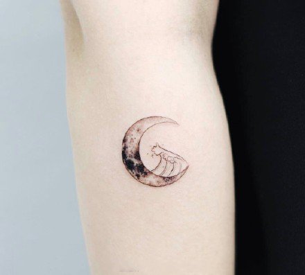 点击大图看下一张：小清新月亮主题的9款女生月亮纹身图片