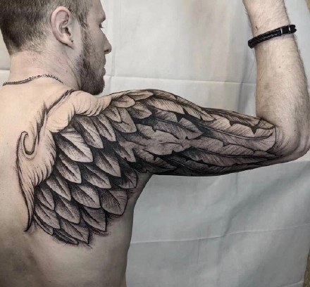 点击大图看下一张：18款帅气的黑灰翅膀纹身作品图