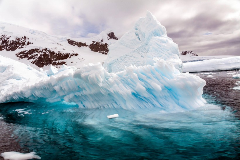 点击大图看下一张：神奇美丽的极地冰川图片