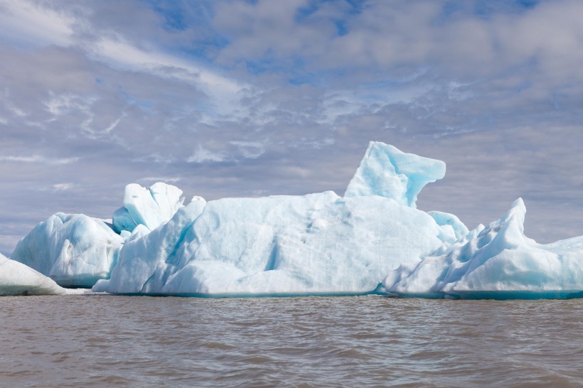 点击大图看下一张：神奇美丽的极地冰川图片